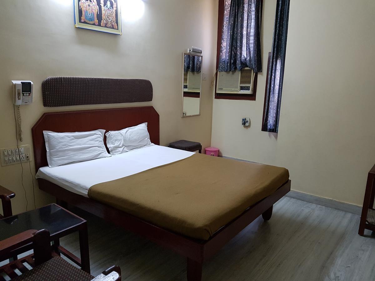 Sri Sai Residency Hotel Tirupati Bagian luar foto