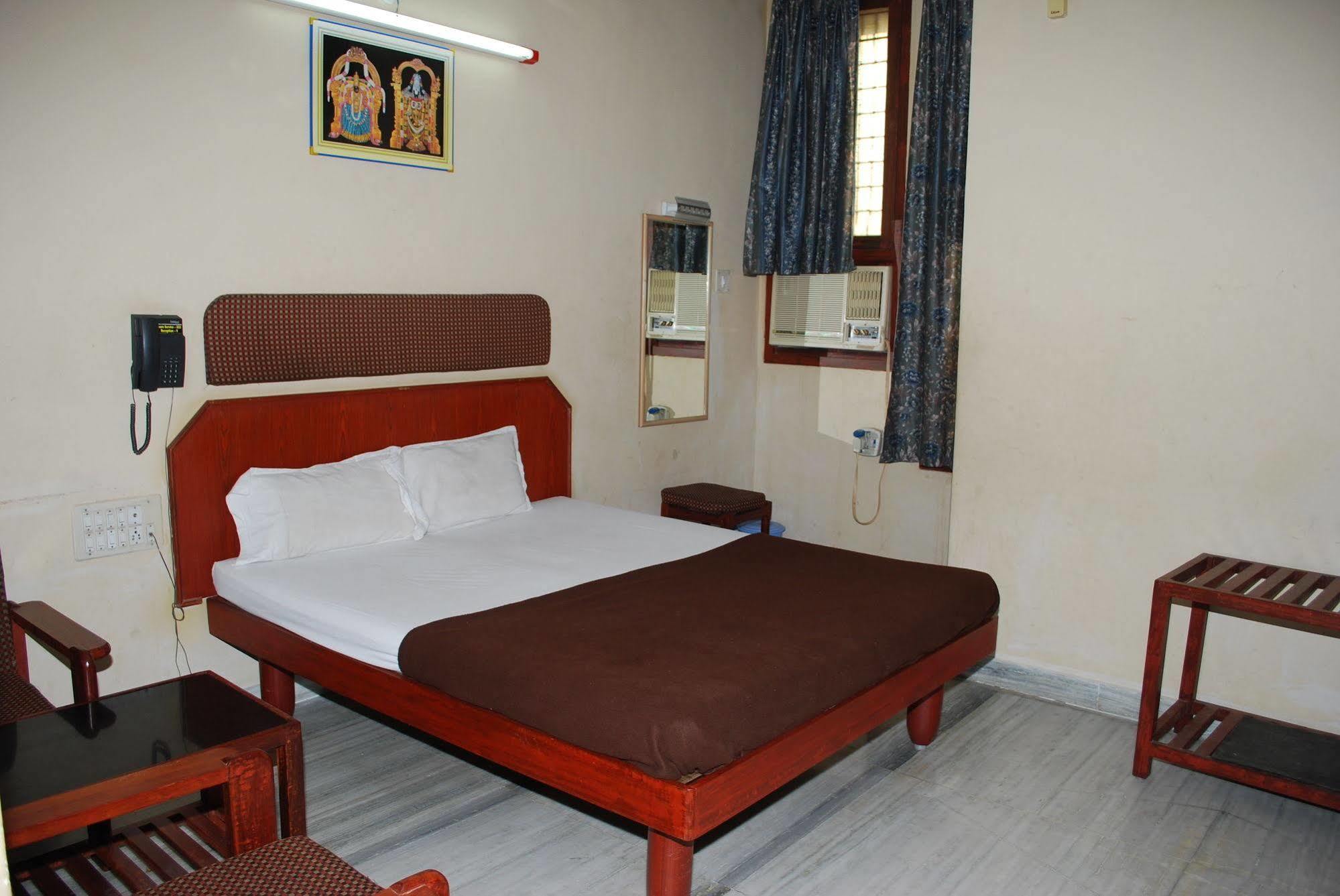 Sri Sai Residency Hotel Tirupati Bagian luar foto