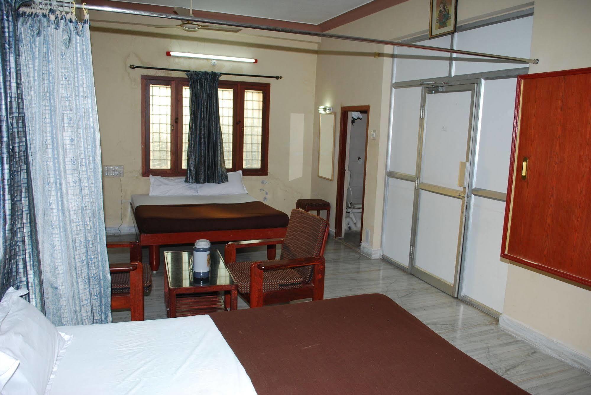 Sri Sai Residency Hotel Tirupati Bagian luar foto