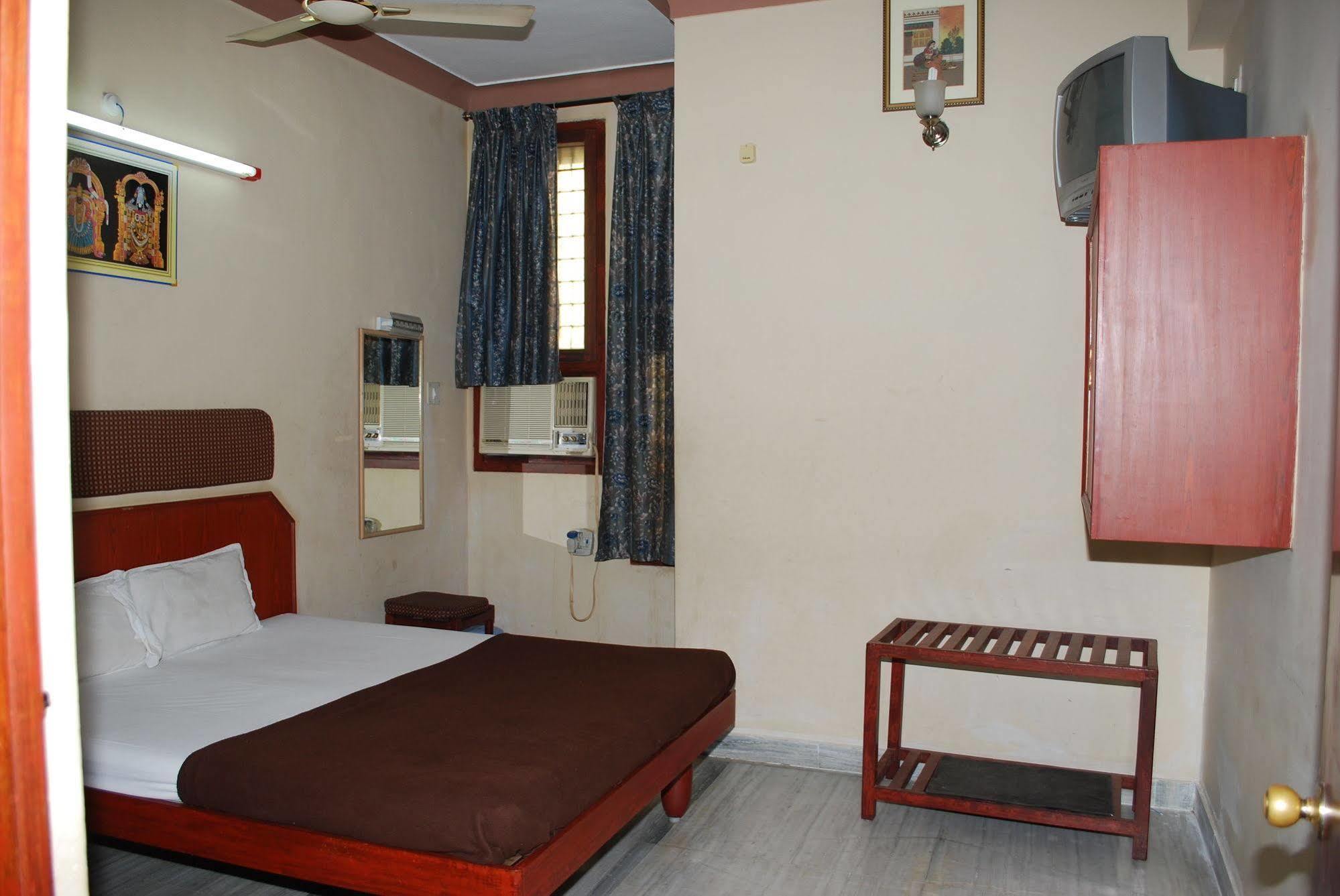 Sri Sai Residency Hotel Tirupati Bagian luar foto