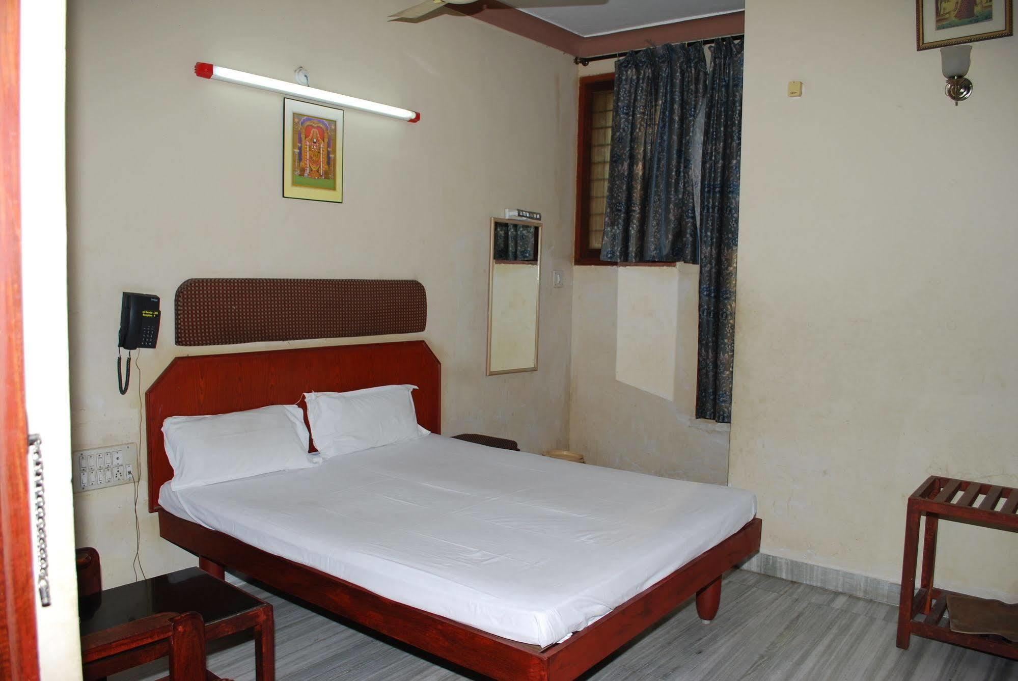 Sri Sai Residency Hotel Tirupati Bagian luar foto