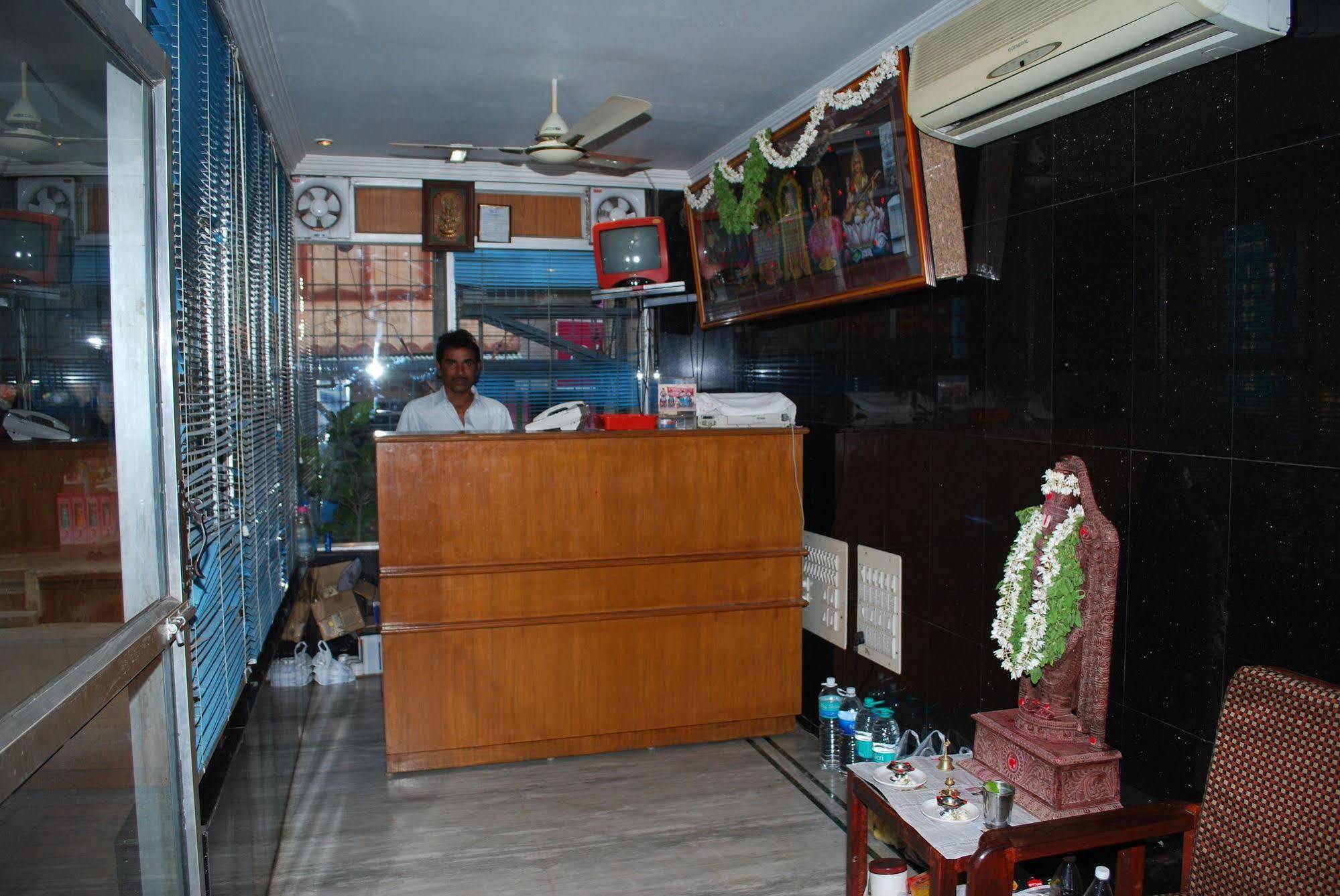 Sri Sai Residency Hotel Tirupati Bagian luar foto
