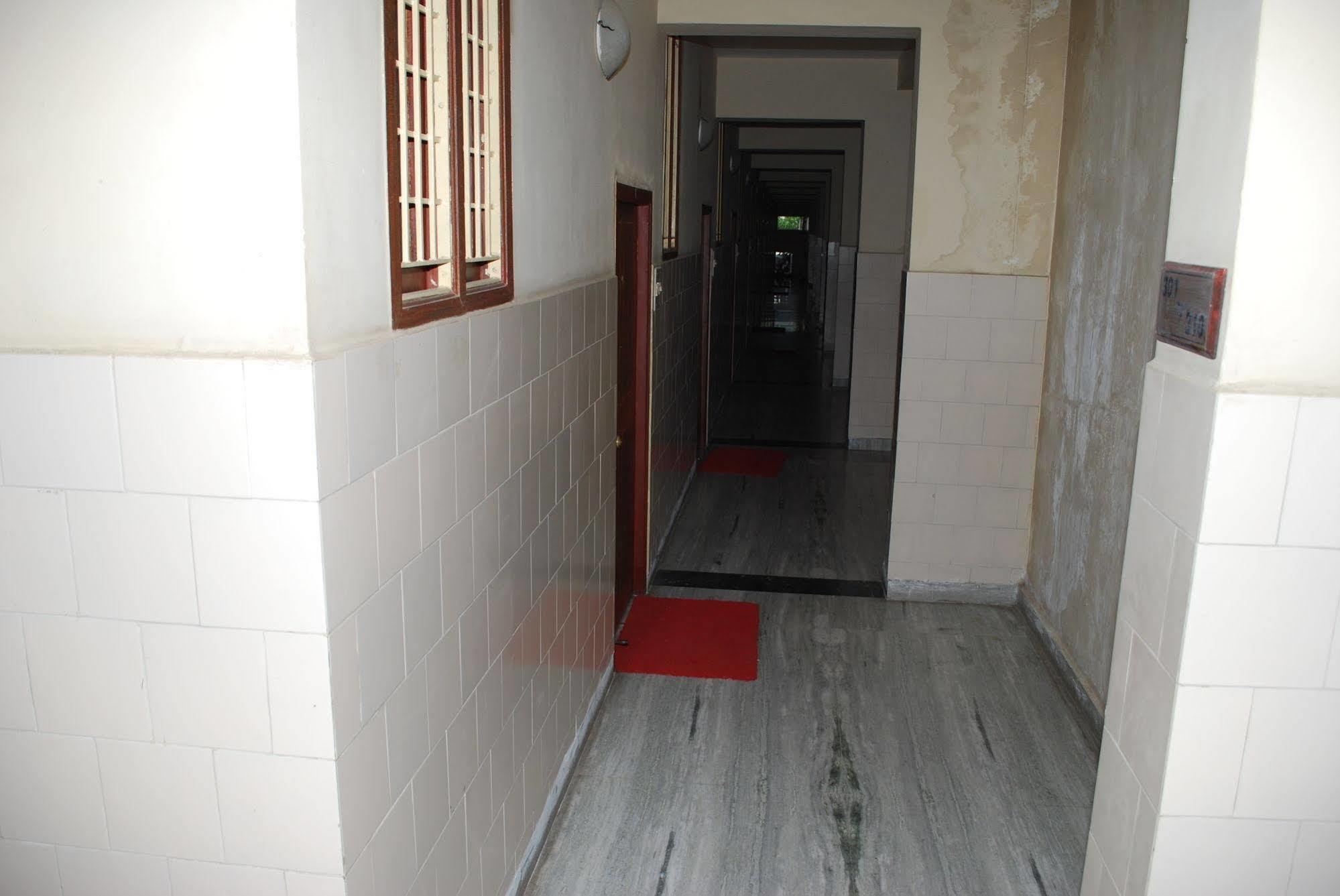 Sri Sai Residency Hotel Tirupati Bagian luar foto